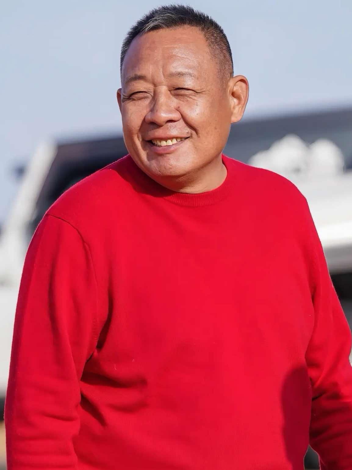 果然姜还是老的辣，我问我妈，于东来要招刑满释放人员，他就不怕会出事吗？我妈
