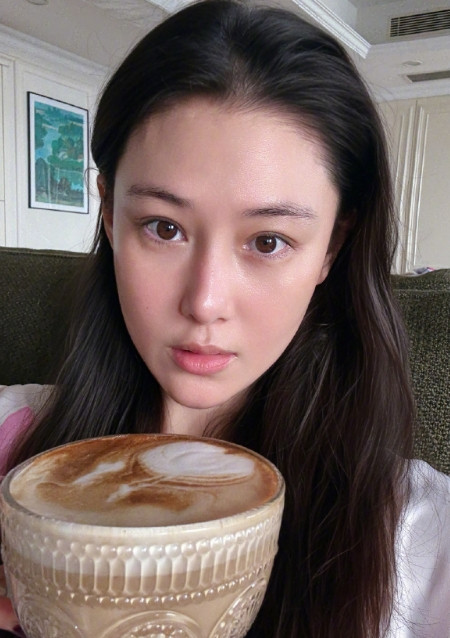 张馨予素颜喝咖啡的样子很真实，杯里的拉花是她用心的证明，每一个弧度都很好看。这样