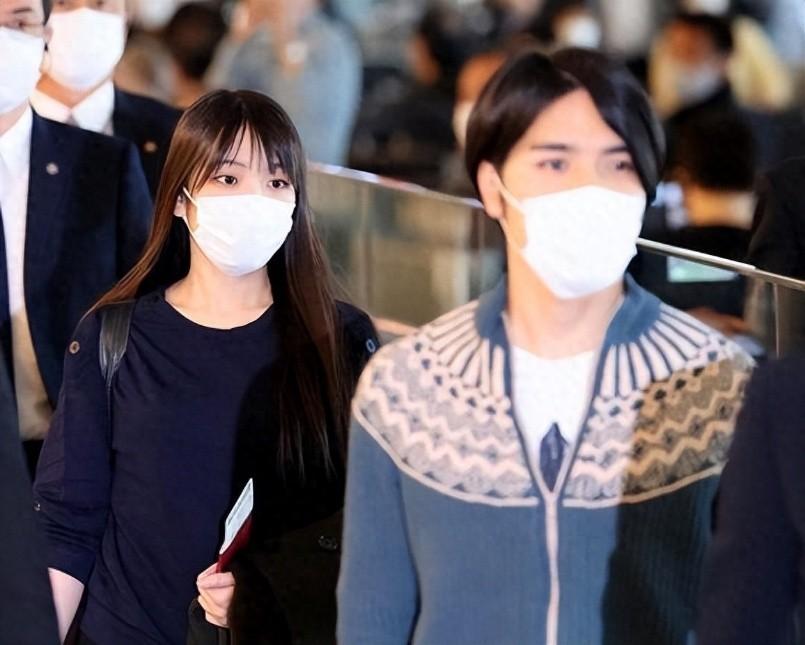 “不要回头！”2021年11月14日真子公主和丈夫小室圭从东京羽田机场飞往美