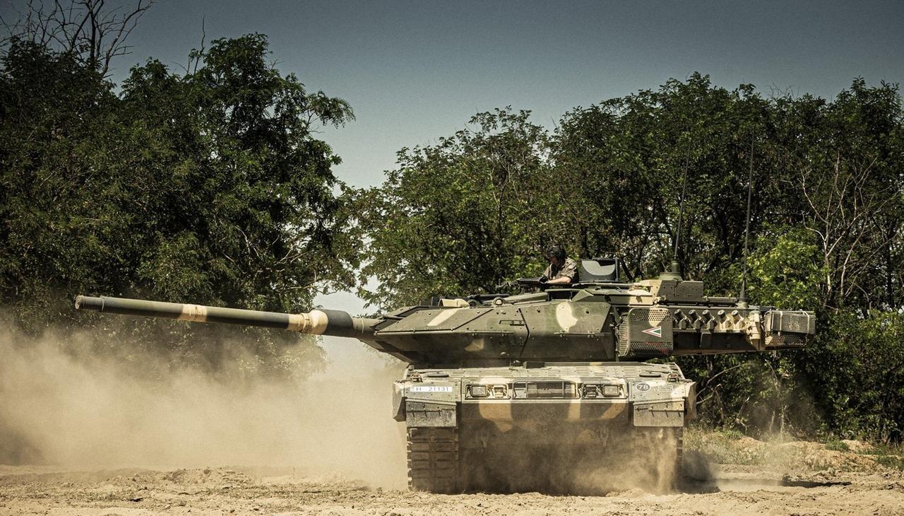 德系装备成为主力，演习中的匈牙利陆军“豹2A7HU”主战坦克和“KF41”“山猫