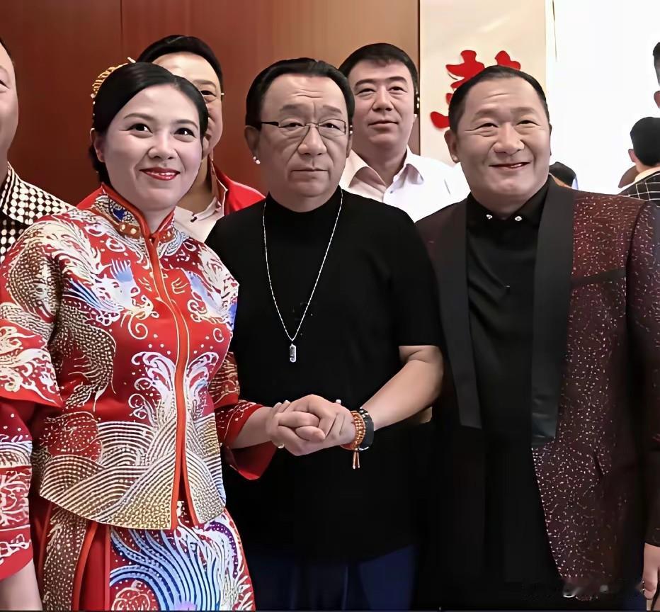 谢东婚礼庆典现场，嘉宾侯耀华到场祝贺。镜头下，新娘身穿大红绣金传统中式秀禾，妆容