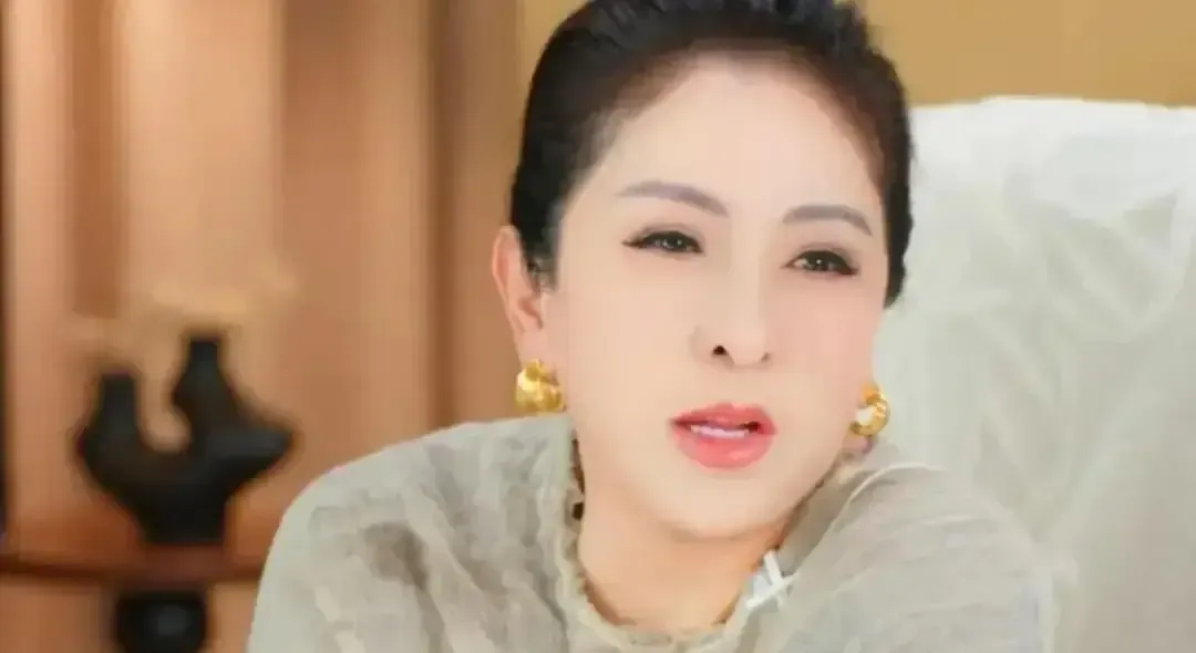 向太陈岚在抖音直播间里提起景甜，直言自己气到胃疼，因为景甜不乱交男朋友，全心付出却在感情里摔了大跟头
