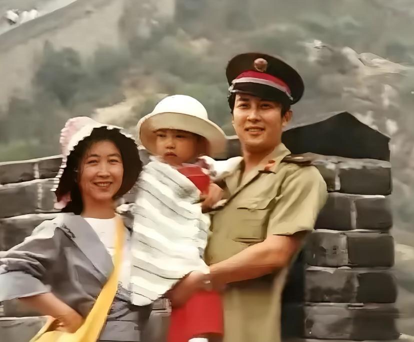 万万没想到，而且才知道，唐国强前任妻子对他有大恩，曾经一家三口多幸福，女儿也遗传