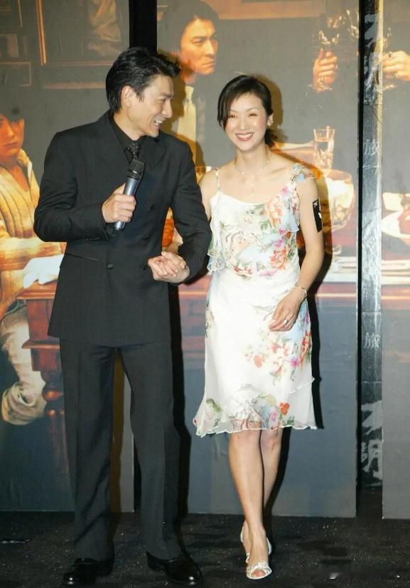 2004年，刘德华费尽心机将吴倩莲请到自己的万人演唱会上，唱到动情处，刘德华单膝