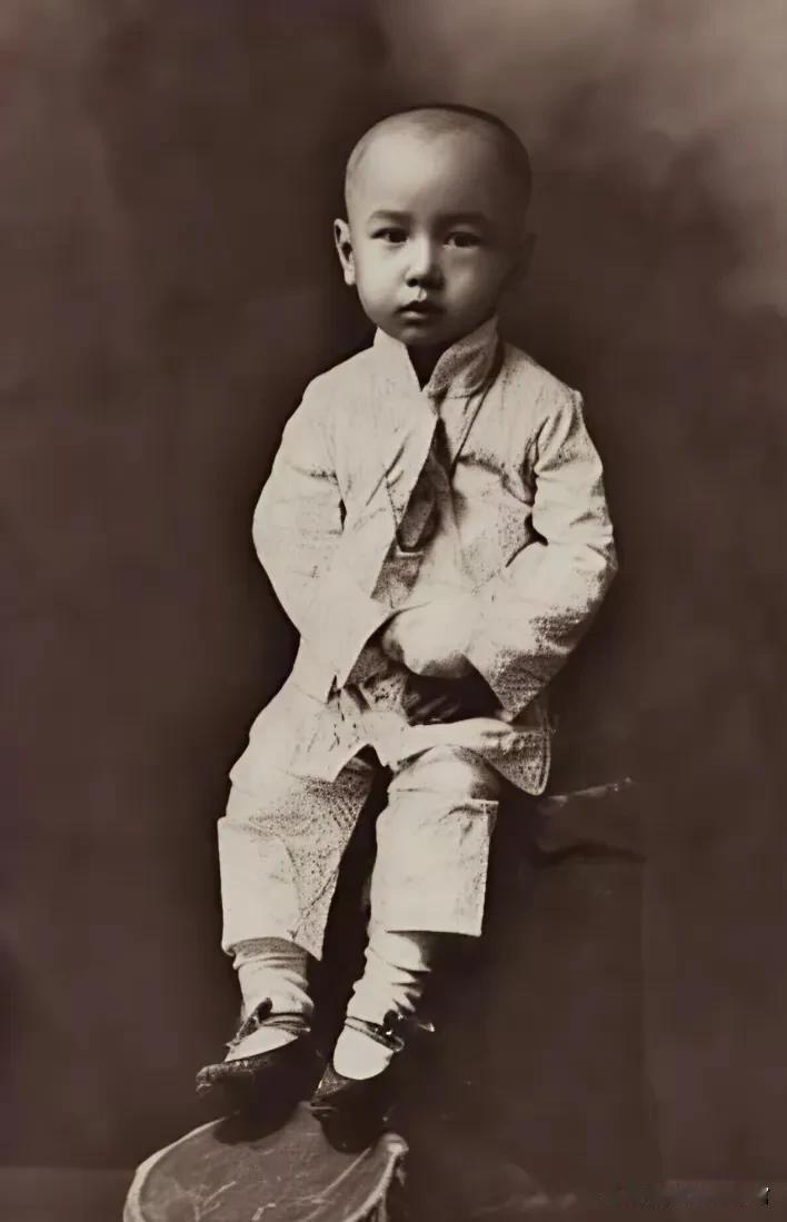 这是幼年钱学森的珍贵老照片，拍摄于1915年。孩童时期的他神态沉静沉稳，自带超越