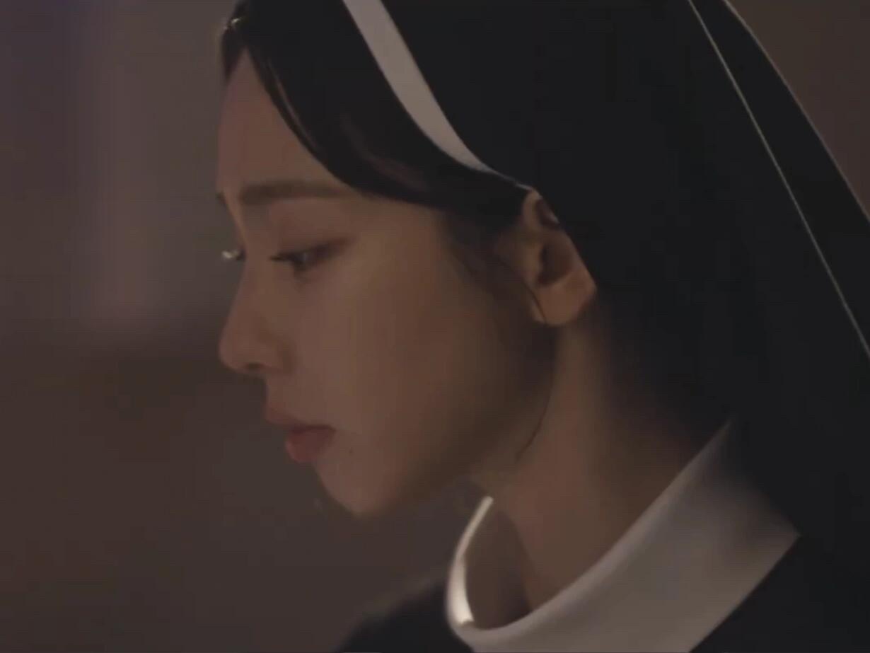 柳智敏、张元英广告中的修女造型怼脸镜头～柳智敏张元英合作广告