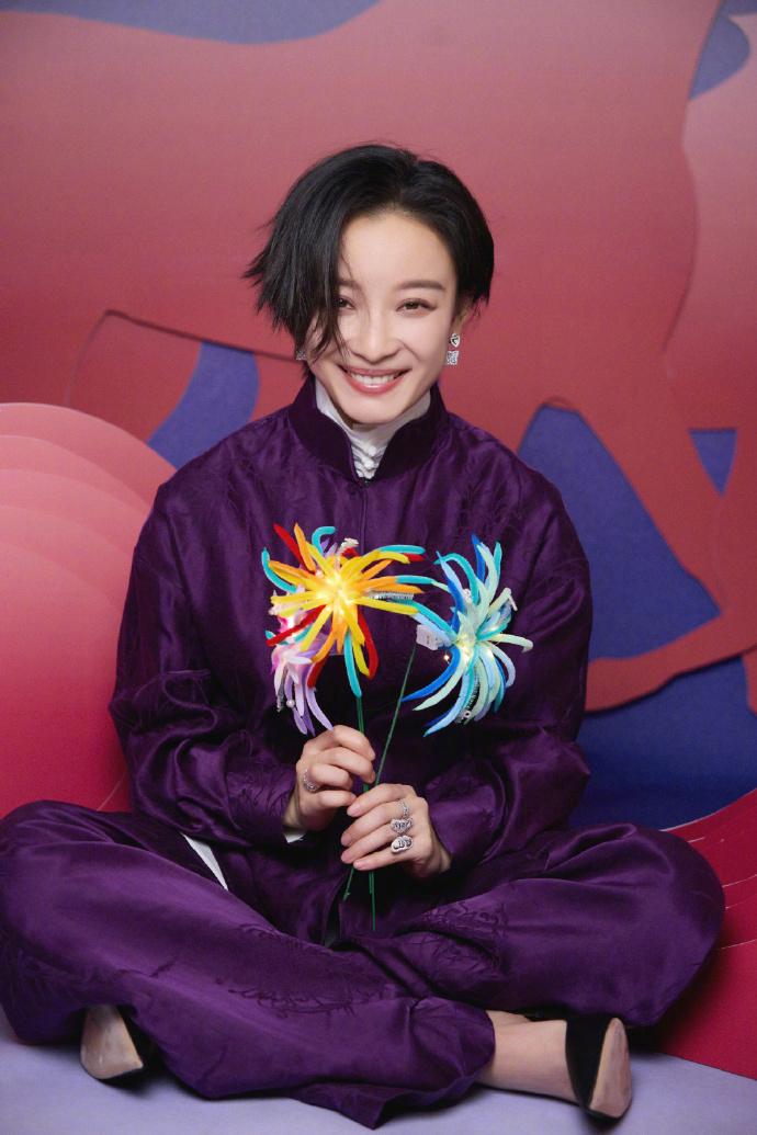 今天倪妮拍摄了一组很美的大片，她这次搭配紫色的中式服装，显得很有特色，越变越迷人