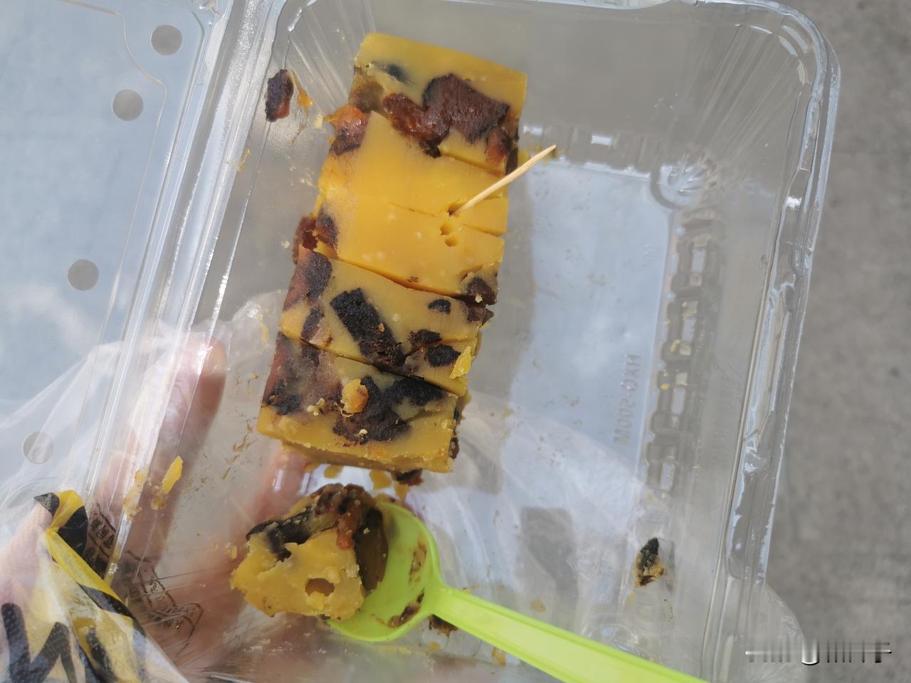 春光明媚，出门遛妈。恰好碰上郊区赶会。赶会，即赶集。我妈开始张罗，不停