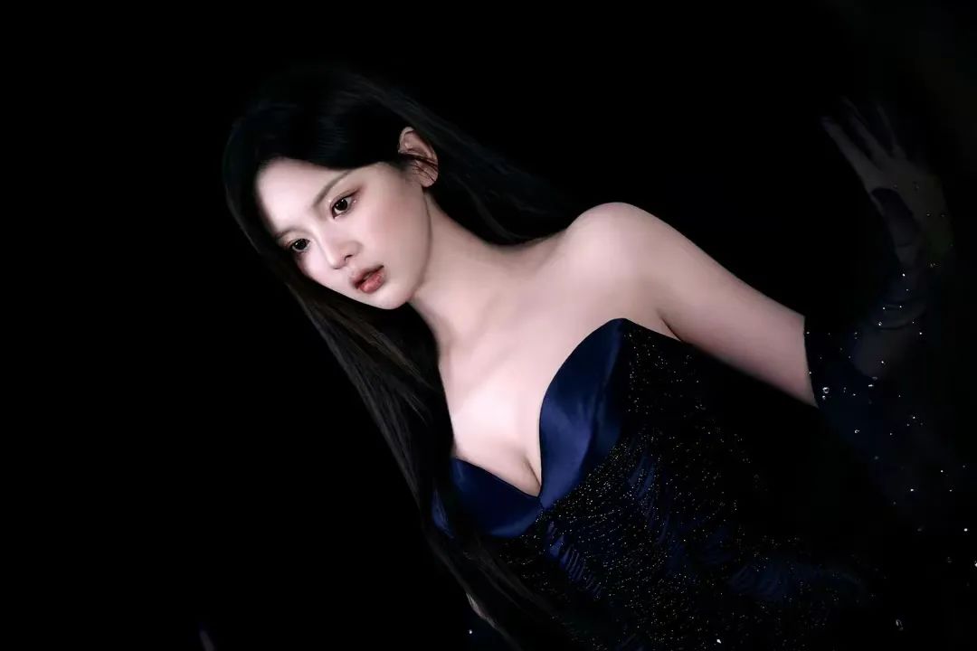 28岁杨超越突破甜美！黑丝造型演绎极致魅力