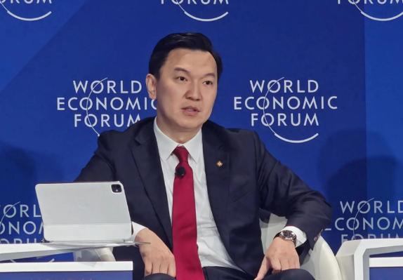 乌其尔勒这次在达沃斯的发言，其实是他上任80天以来，向外界投下的一枚重磅外交信号