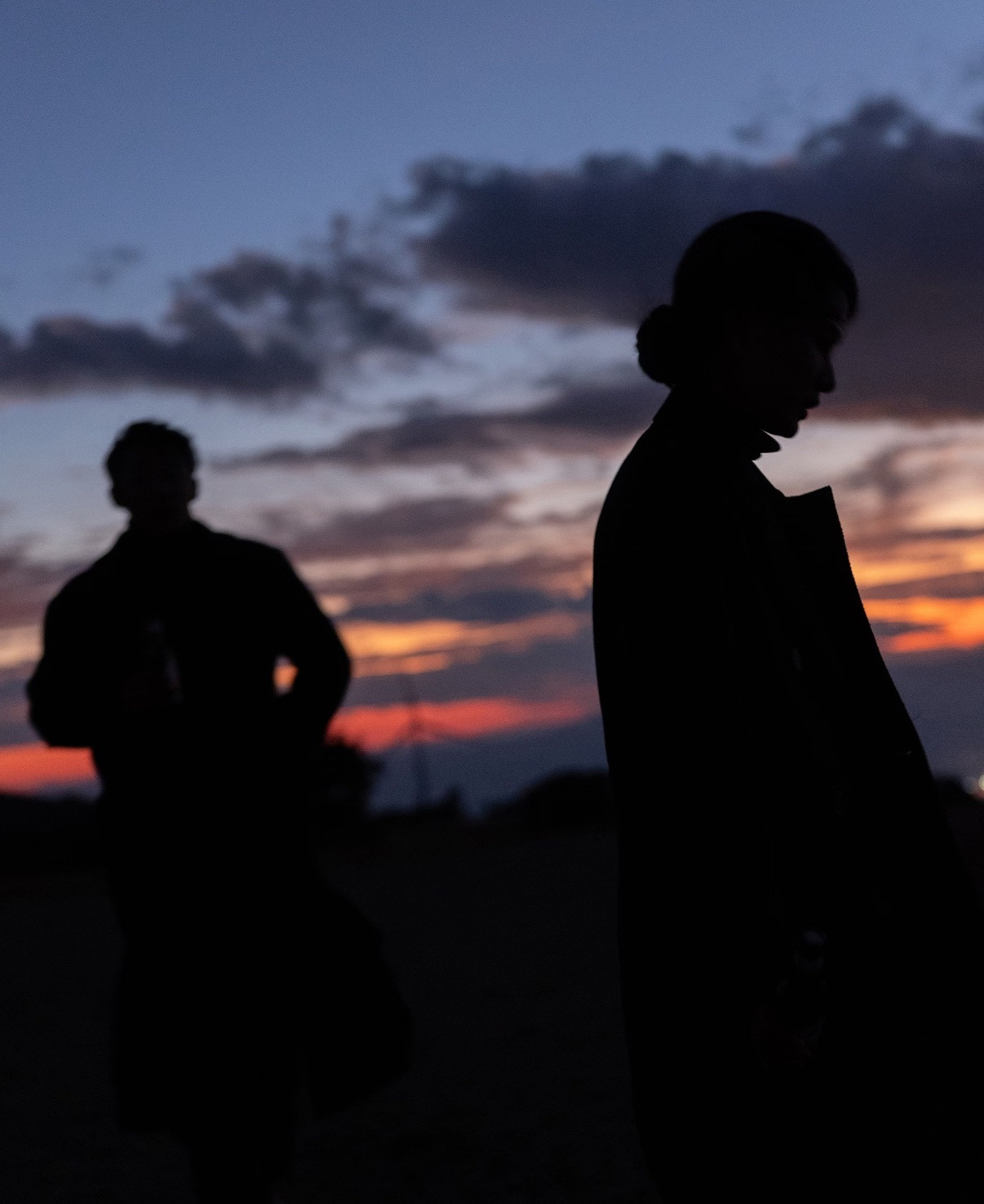 真正有婚外情的两个人，反而装得一本正经。我身边就有这样一对，明明早就暗通款曲，可