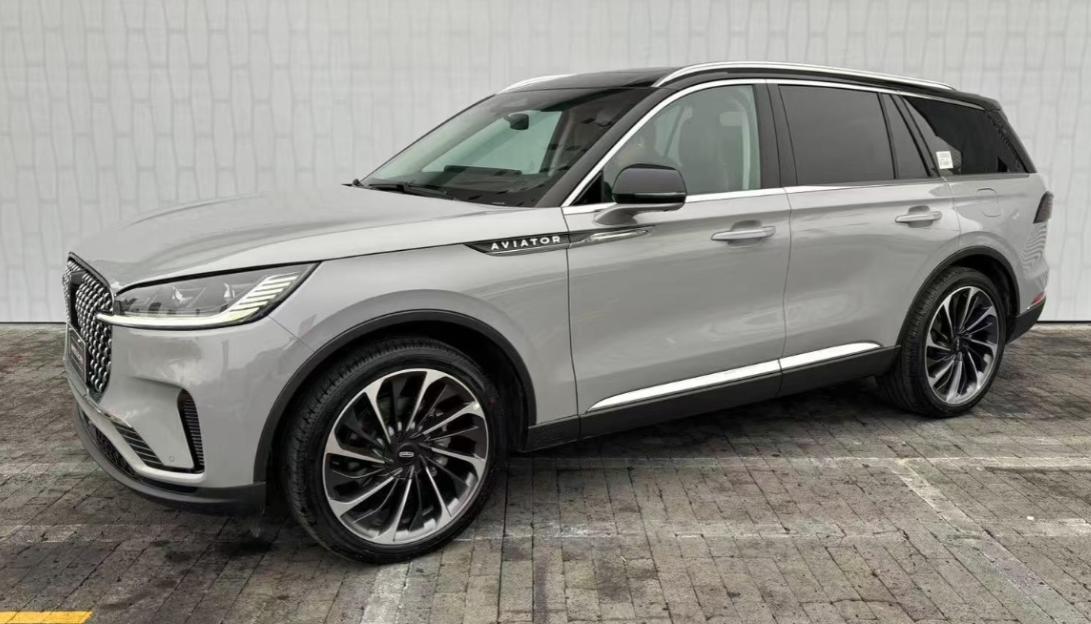 林肯飞行家依然延续的是美式大排量设计，搭载的3.0T的V6发动机，已经非常少见了