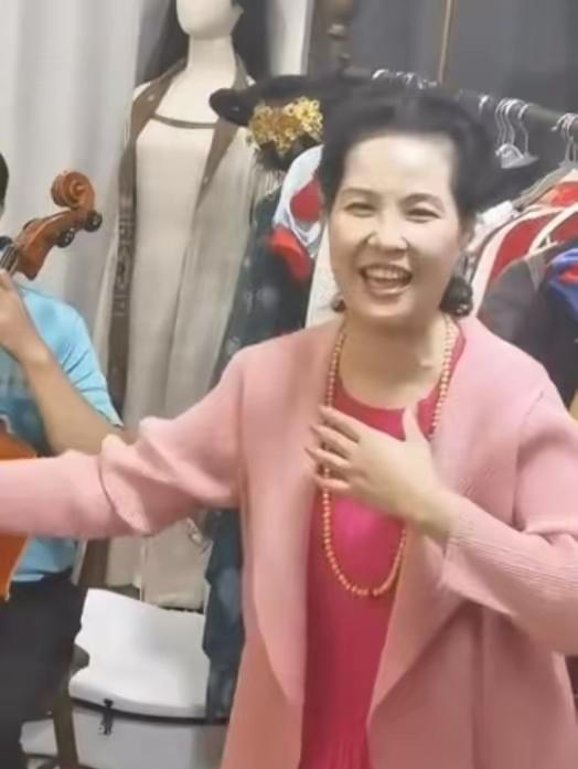 原来这是梦鸽啊！年轻的时候她挺有魅力的，现在感觉不敢认啦！岁月不饶人啊，原来那个