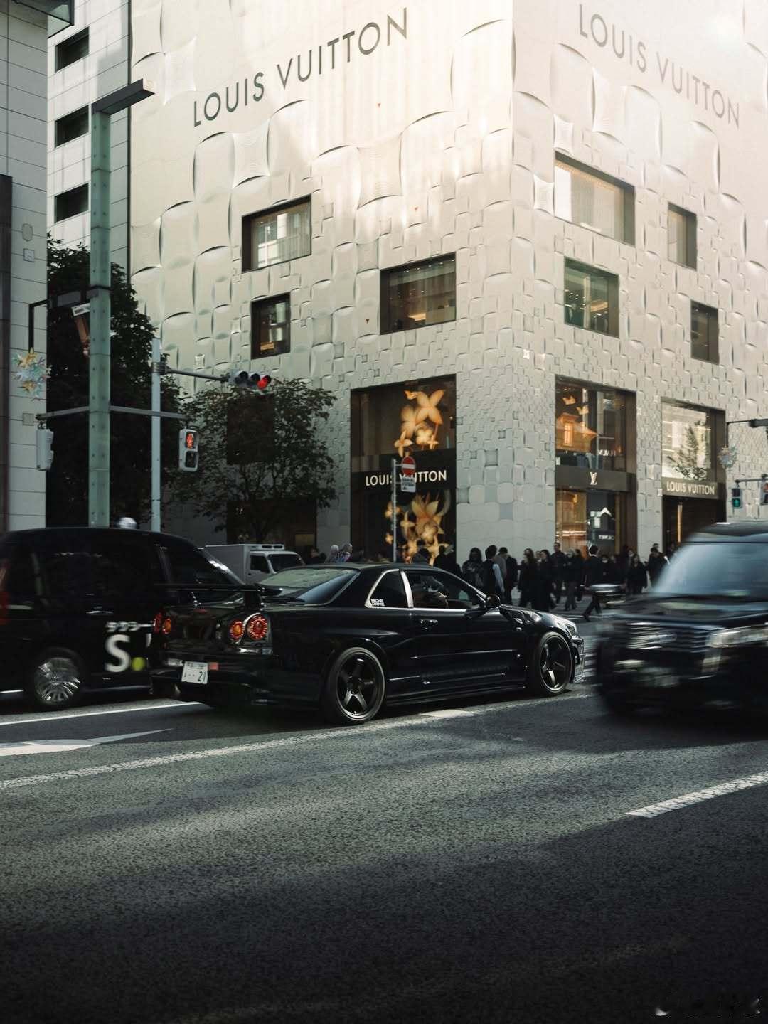 型车街拍东京街头的R34GT-RV-SpecII。这车，这构图，这街景