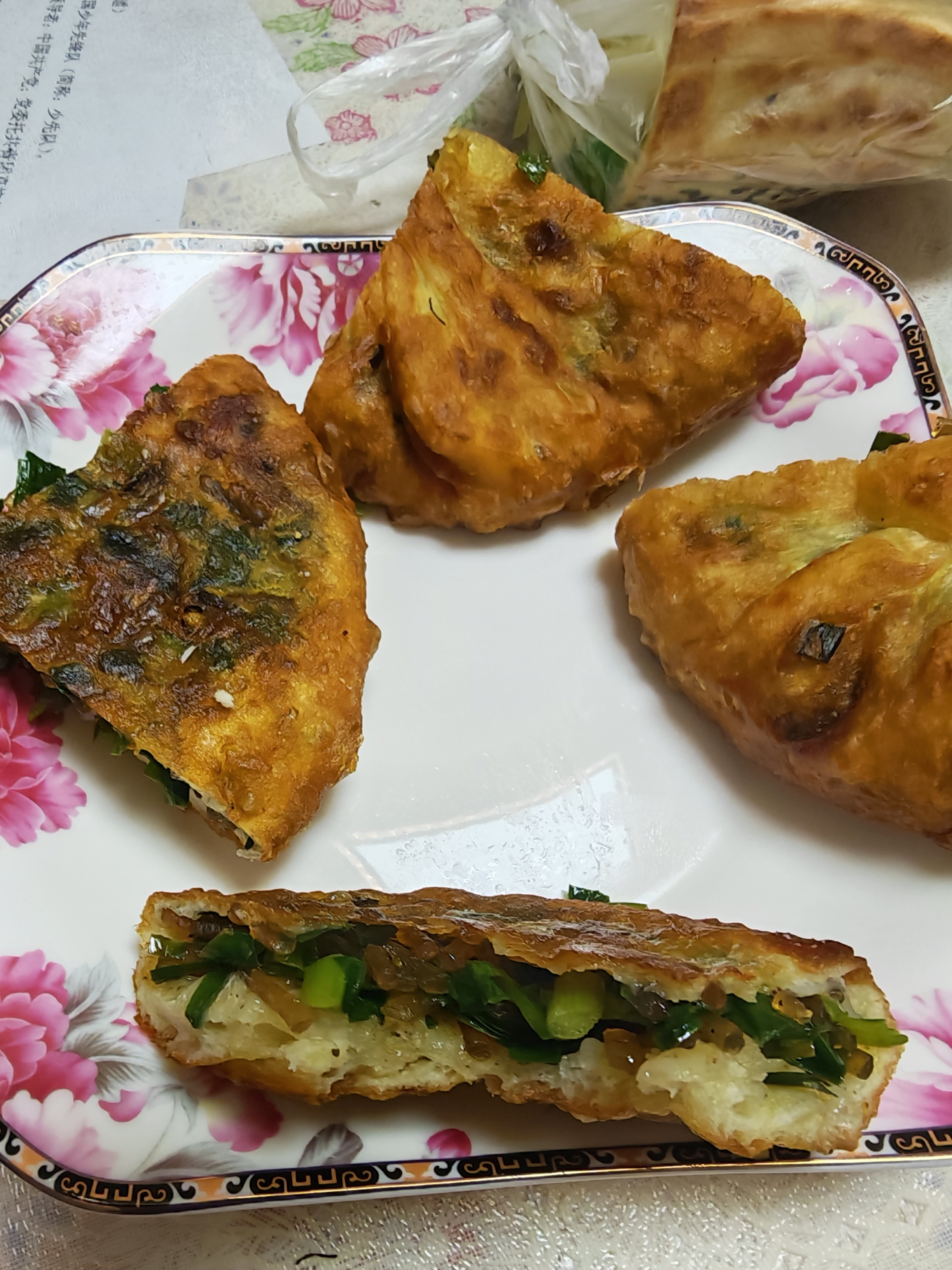 今日份早餐，韭菜盒子，肉丸糊辣汤，荷叶饼夹馍吃饱了。长大后先对什么祛魅了​​​
