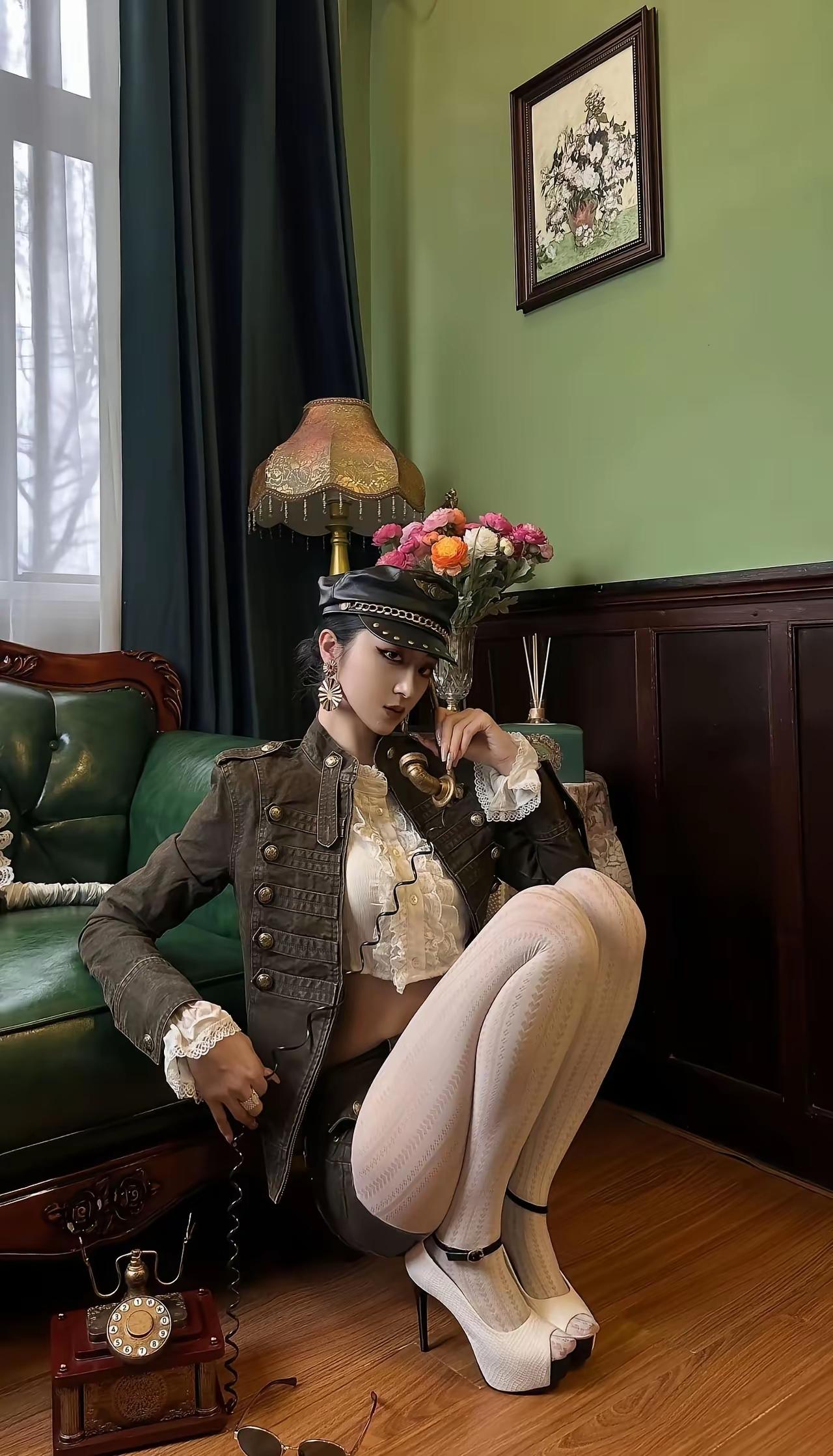 复古风穿搭，绿意盎然中尽显优雅与时尚。