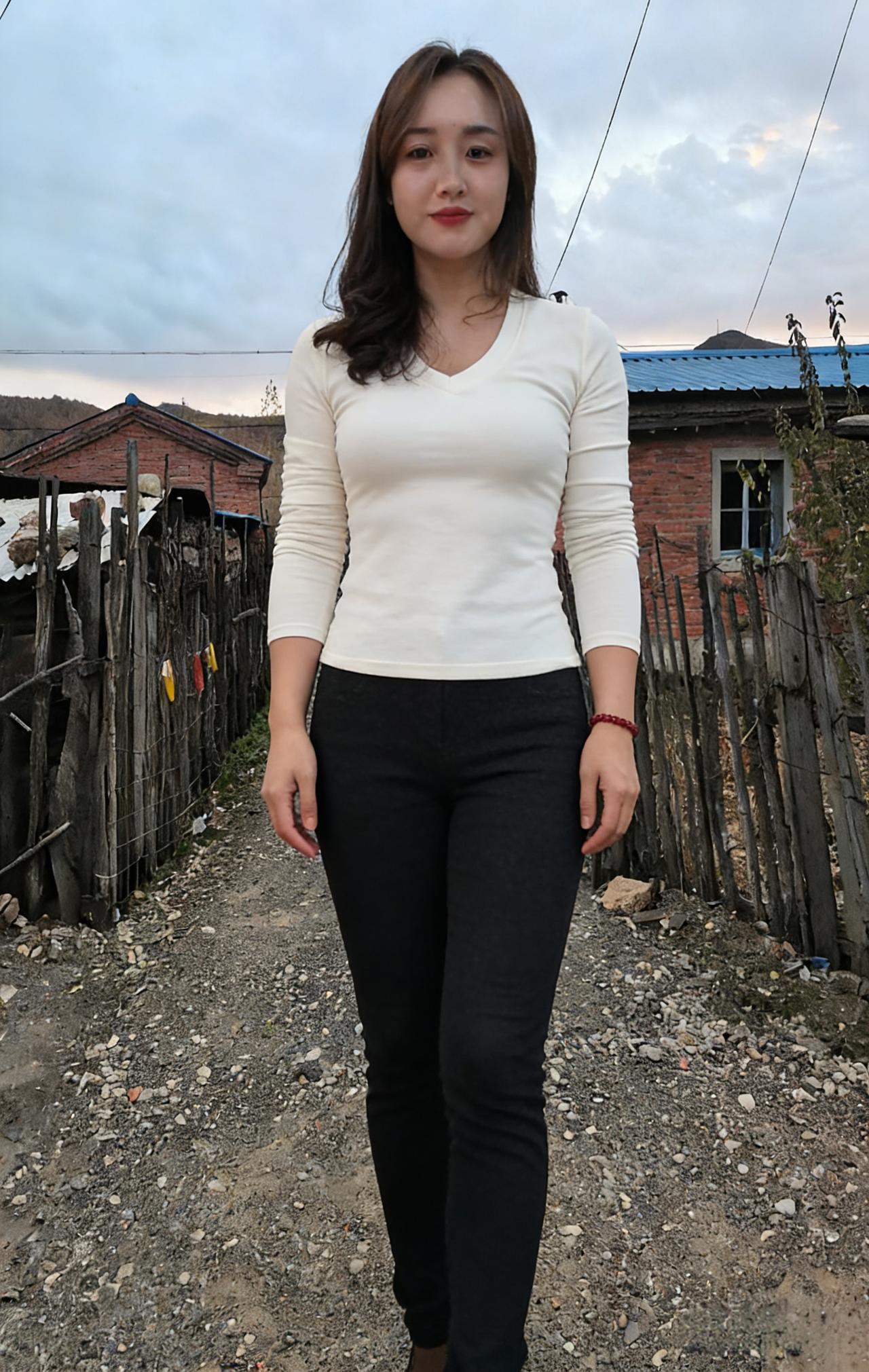 暮色像一层薄纱，笼住了乡野红砖房的烟囱，不冒炊烟木栅栏歪歪扭扭，守着旧时光