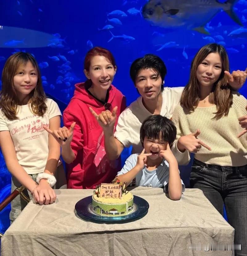 近日，蔡少芬与张晋一家为6岁儿子joey庆祝生日，一家合照好像共用一张脸的感觉，