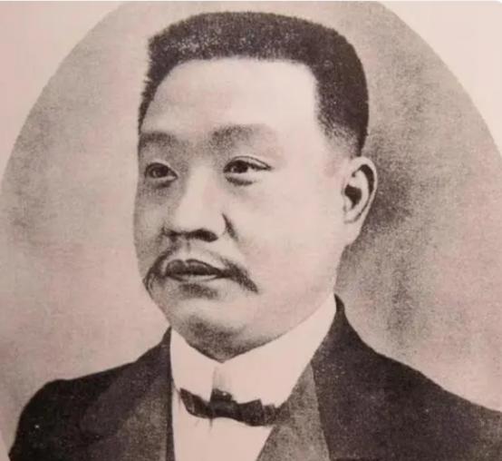 1879年，杭州巡抚谭钟麟午睡起来，路过通房丫头李氏的卧房，见到李氏容貌美丽，便