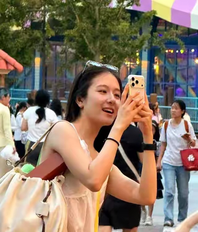 李兰迪环球影城素颜照曝光，身材苗条仅158，颜值秒杀所有路人！
