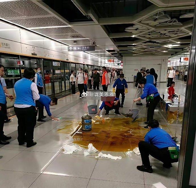 地铁的保洁天都要塌了这个该是事故级了吧？不仅需要把油吸干抹净，还需要防止乘客