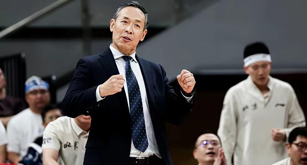 许利民战术思路应该调整，不能白送主场优势说起来也很奇葩，对许利民来说，主场作战