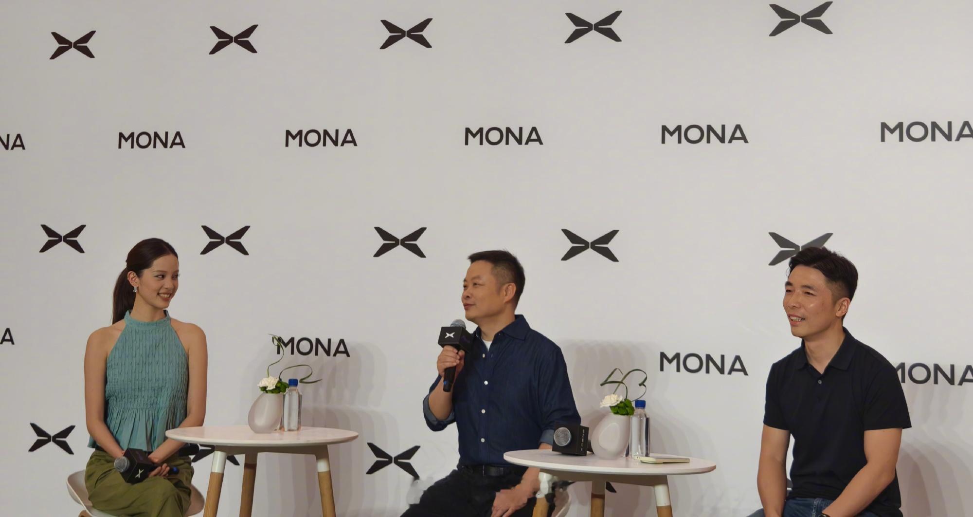在小鹏MONA L03中国首秀发布会后，小鹏集团董事长、CEO何小...