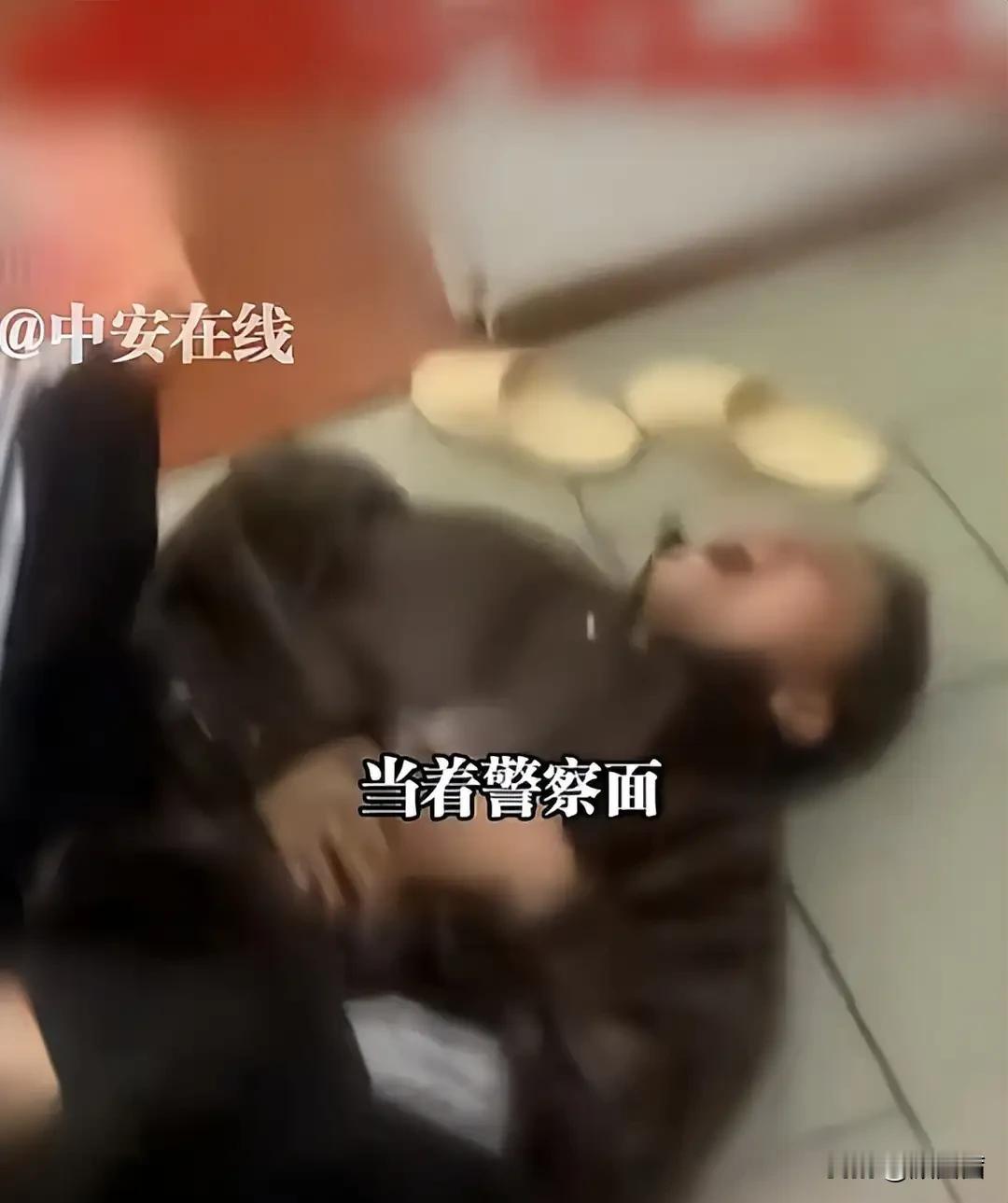 上海独居女孩家门口屡遭垃圾“轰炸”，礼貌提醒竟遭邻居全家围殴，民警在场仍放狠话！