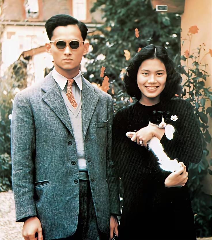 诗丽吉太后的单眼皮看着很有特色，很有灵气。但是她中年割了双眼皮，就显得没有特色