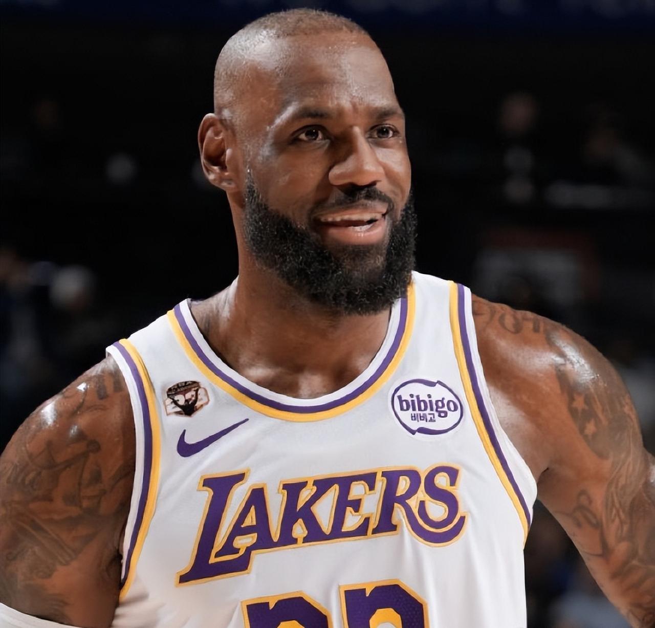 前三节的詹姆斯：9中3，6分5板3助第四节的詹姆斯：7中5，11分3板2助1帽