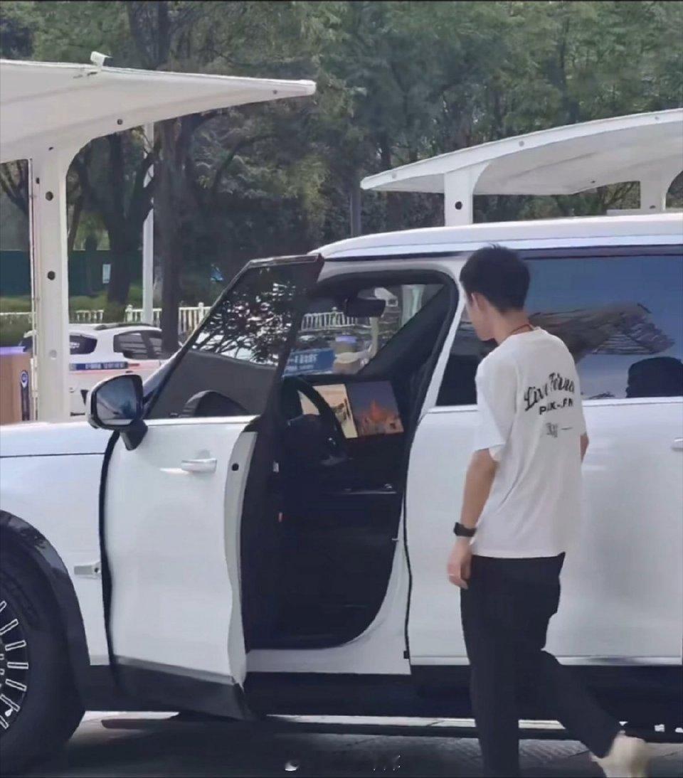 极氪9X被人拍到副驾也有屏幕，但之前官图不是只有一个中控屏嘛，难道是选装？你