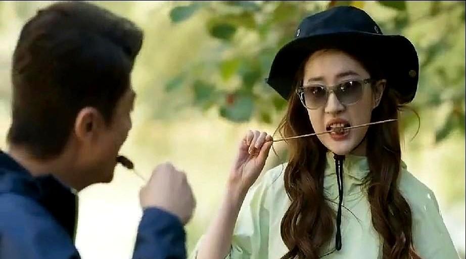 玫瑰的“圆满”是演给外人看的。傅家明没救她，只是递了把梯子，她得自己爬。