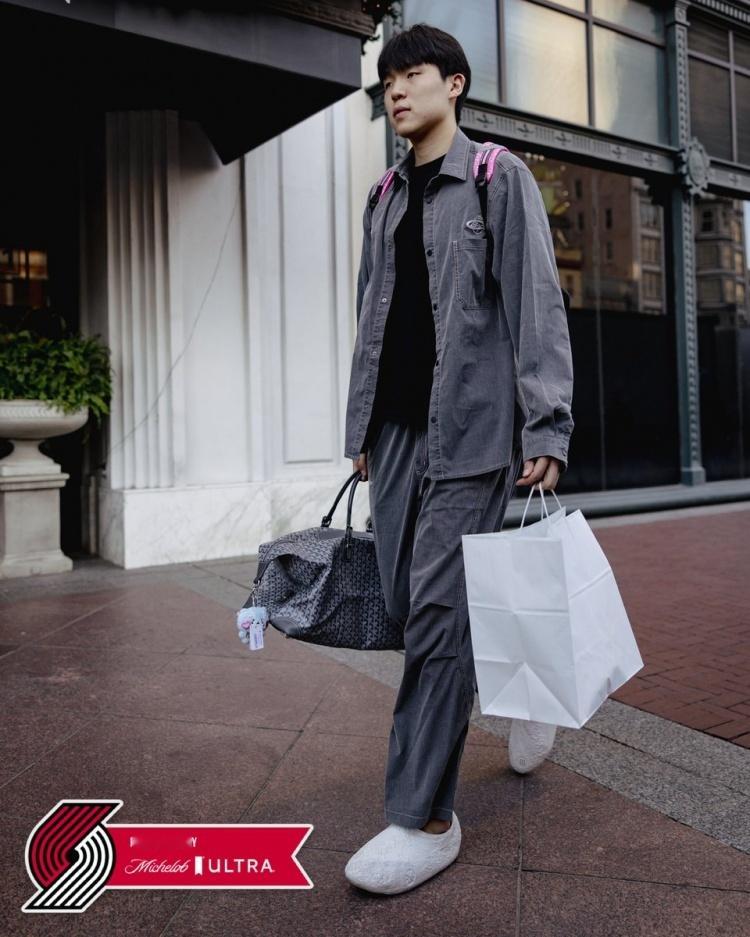 斯普利特就是个纯纯的傻春！赛后采访逮着杨瀚森的错误着重了说，仿佛只有瀚森会犯错，