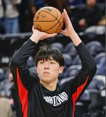 万万没想到！NBA季前赛出现极其奇葩的一幕。开拓者主力中锋克林根上场整整6