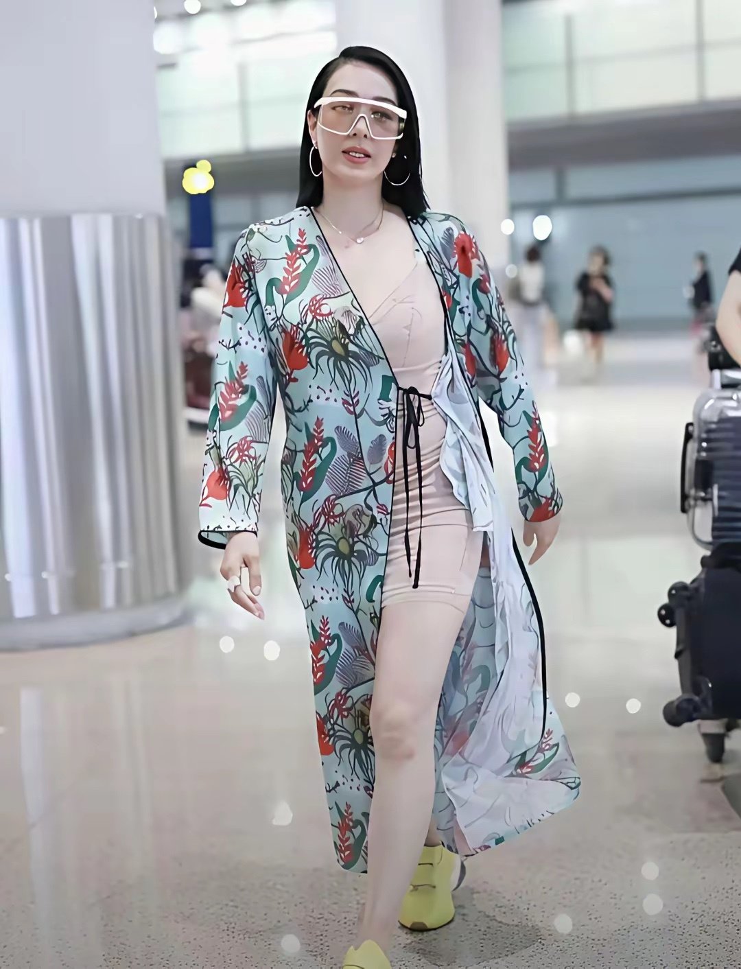 钟丽缇的穿搭总是那么舒展，有个性。​