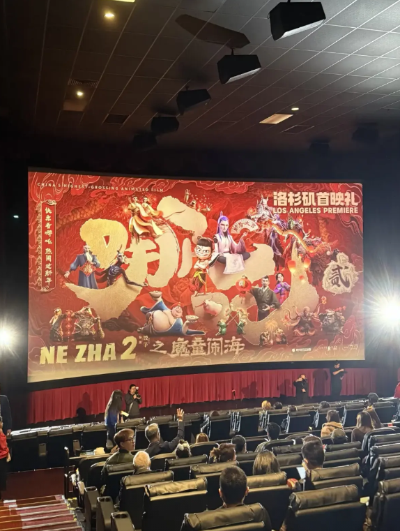 《哪吒2》在美国售价180元一张，还一票难求，吒儿也是出息了，电影票居然能跟一杯