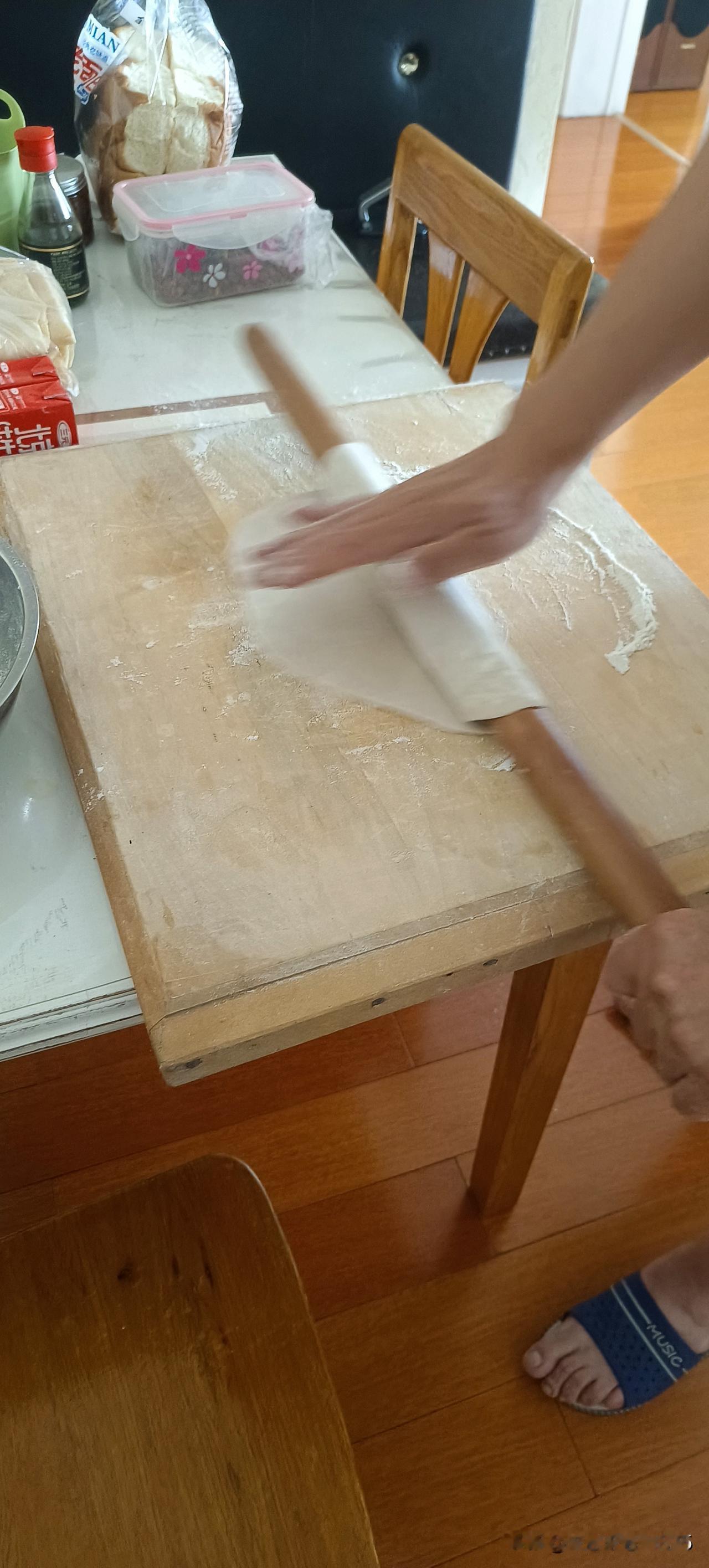 两口子加起来100多岁了，啥也不会干，你说这是谁的错呢？常年给我们做饭的公公婆