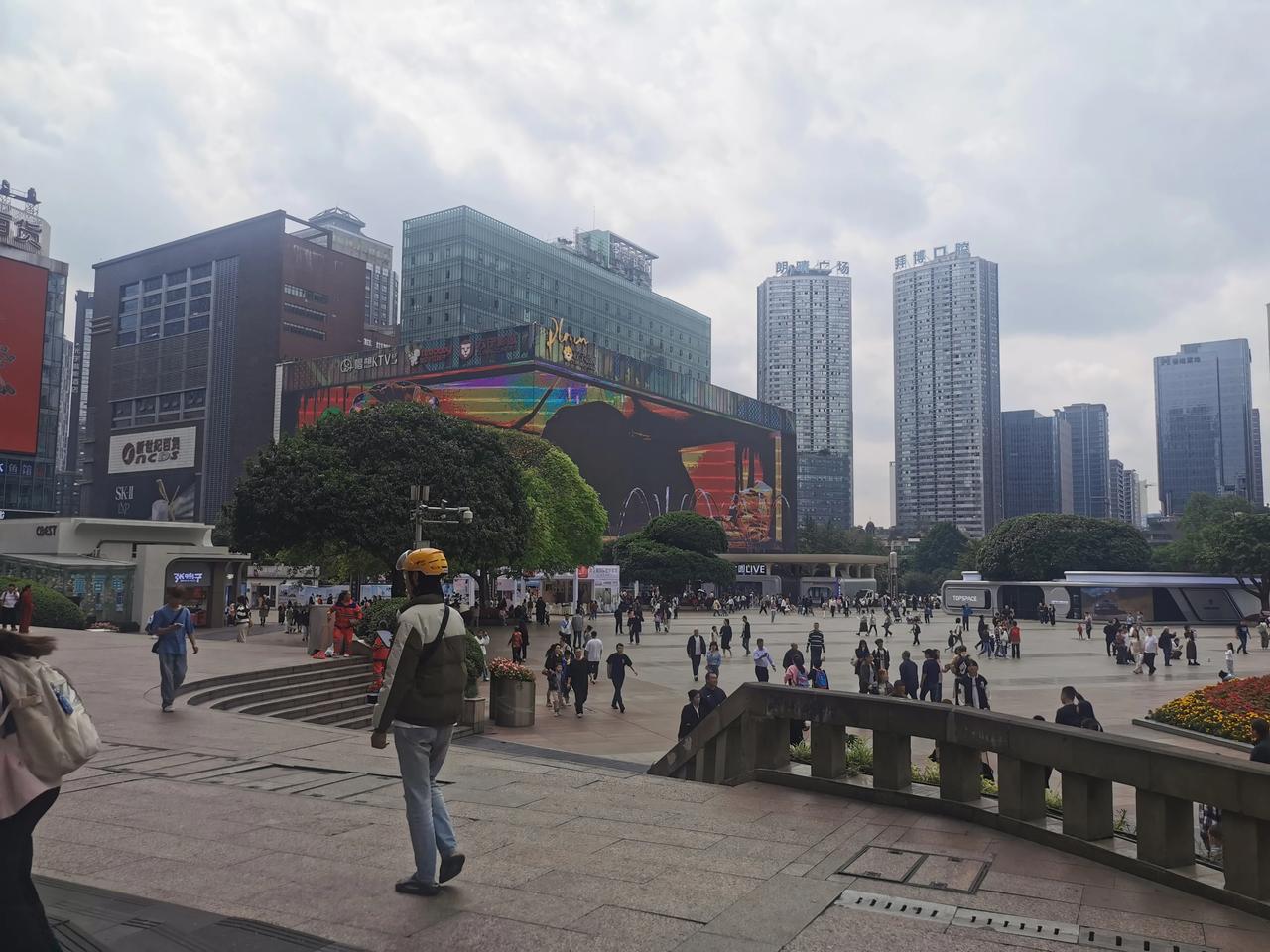 说实话，以贷养贷这个行为这些年出现在了很多的人身上，尤其是那些炒房客身上或者投资