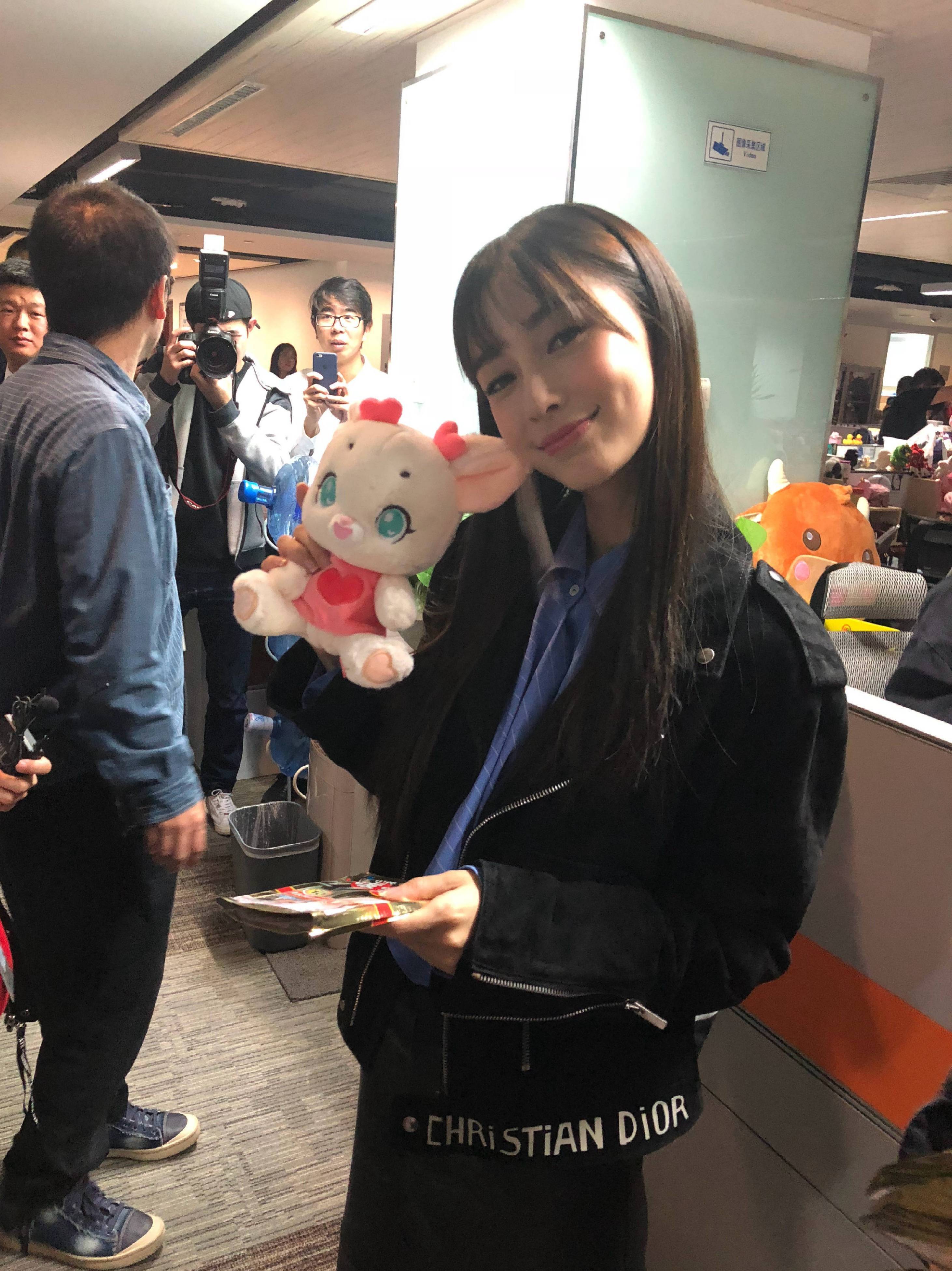 angelababy*杨颖2018年《创业时代》扫楼是齐刘海儿～