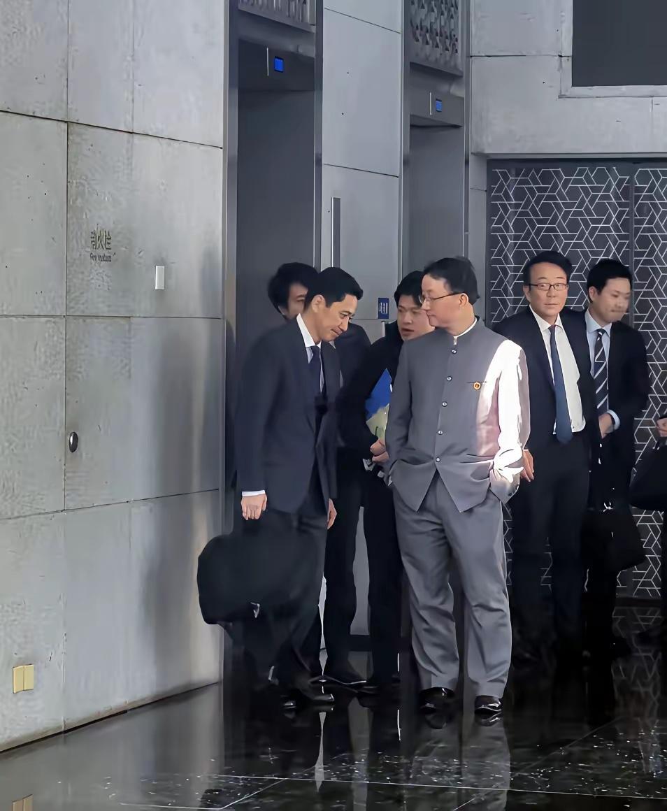 外交部刘司长的表现很值得点赞👍👍👍👍👍首先是着装。这不是中山装，而是青