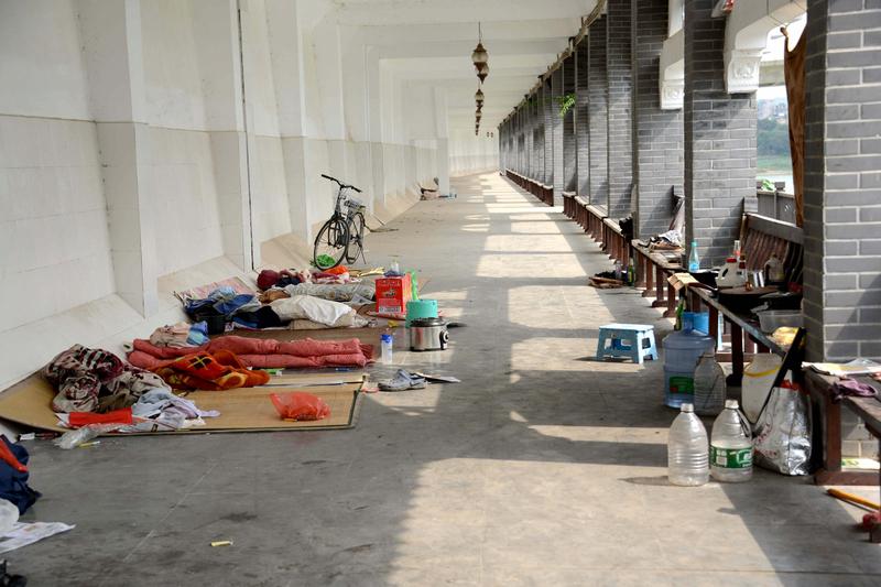 重庆网友老风花160万买的江景房，一年没回家竟被父母堆成“废品回收站”，视频播放