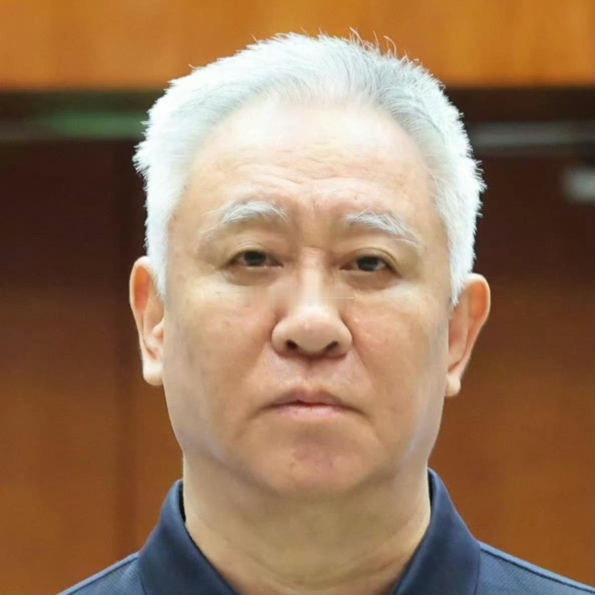 许家印满头白发他头发白了，你会可怜他吗。