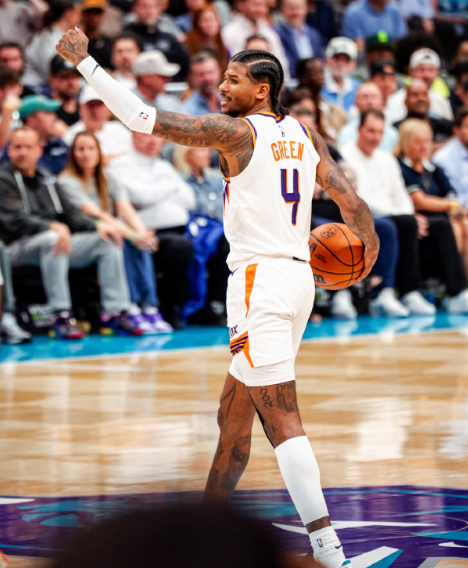 现在情况很明显，奥特不敢弃用格林，又不舍得鸡皮下替补格林复出之前，鸡皮+布克