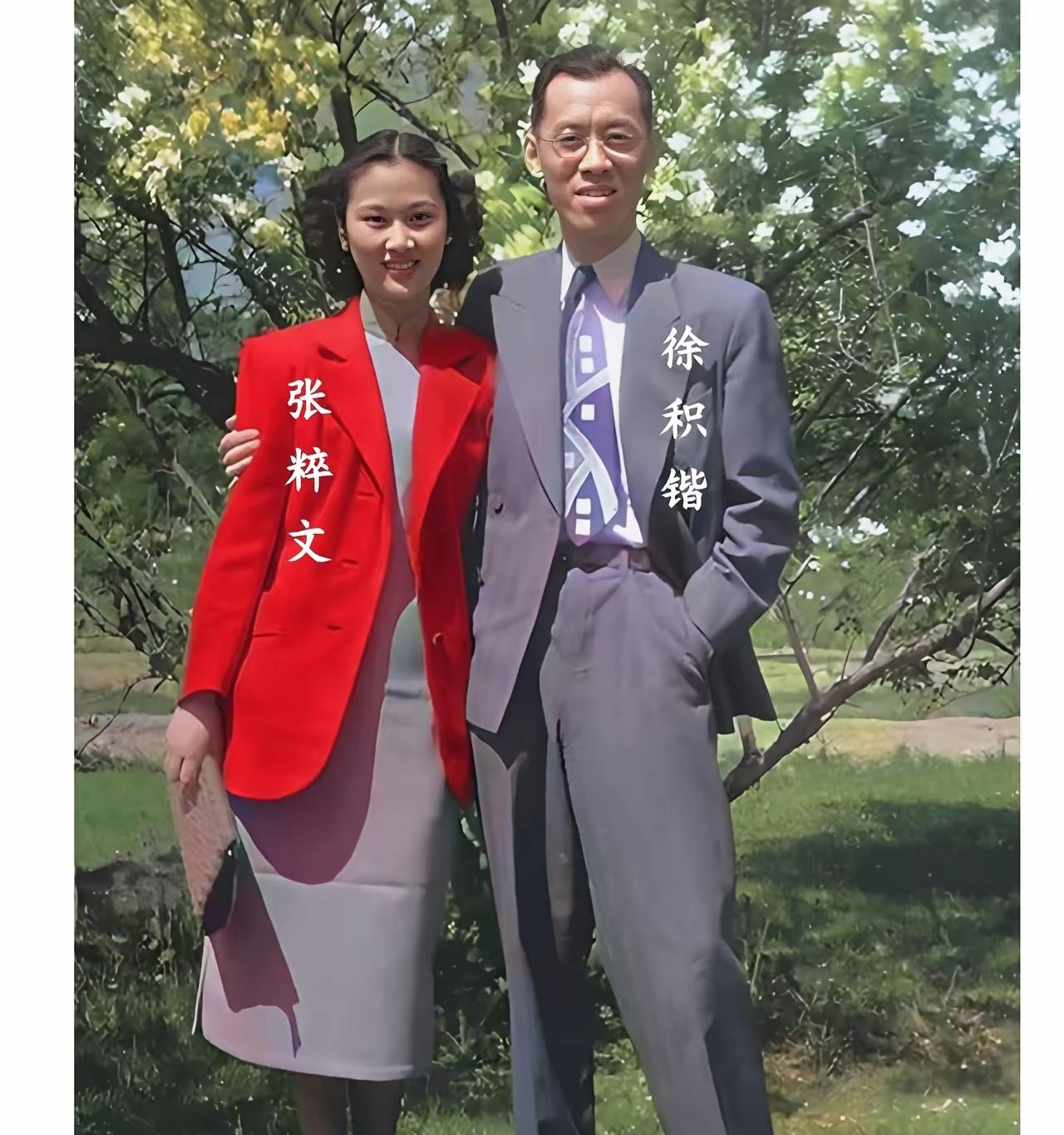 这是徐志摩的儿子徐积锴和他妻子张粹文外出游玩时的一张合影老照片，拍摄于上世纪四十