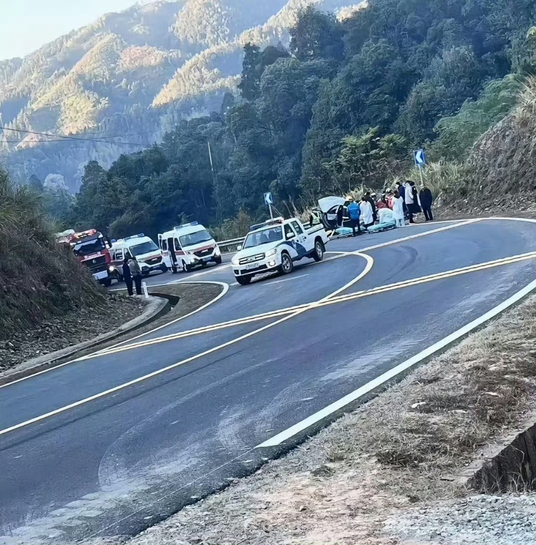 赣州车祸系未成年人无证租车孩子没驾照就敢开车，这已经不止是胆大，而是违法了。出了