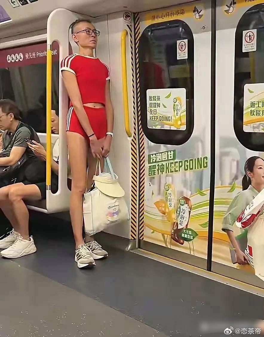 地铁上真是人才济济，这不伦不类的，自己不尴尬吗