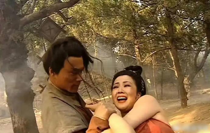 如果导演不喊“卡”，感觉图二的“孙二娘”能把武松打死