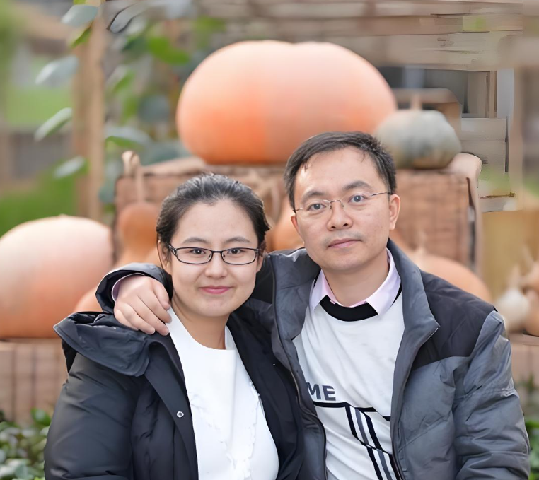 2018年，40岁的副总裁蔡磊和29岁的北大高材生段睿，只见了两次面就闪电结婚。一年后，两人有了儿子