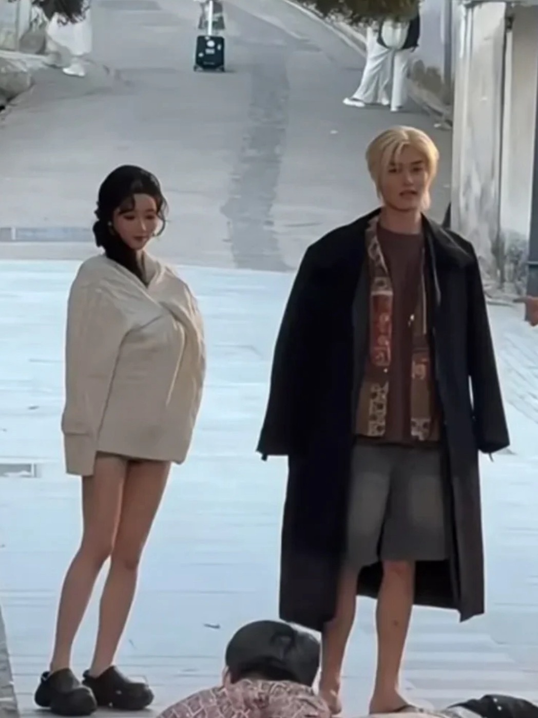 岳雨婷和柯淳的造型也太灾难了吧有人说像发廊小妹和黄毛哈哈哈