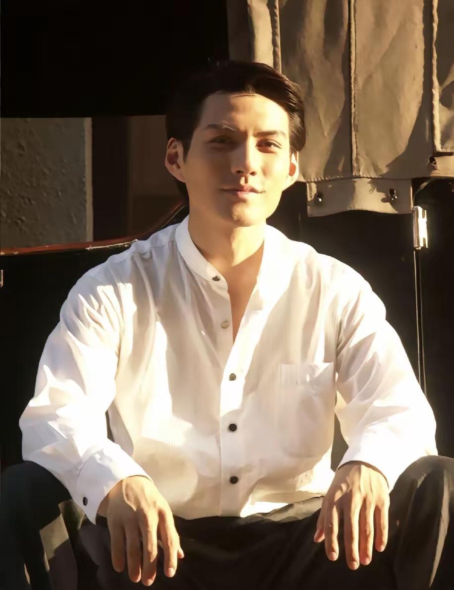 严屹宽这几句话，听着像开玩笑，细想却全是实在话。主持人问他“又帅又有钱又会